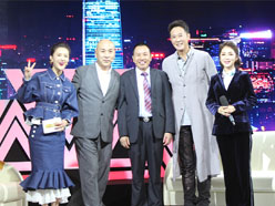 大道董事長(zhǎng)羅永輝與著名歌星劉尊老師、汪正正老師、郭津彤老師、主持人雅琪在北京電視臺(tái)錄制節(jié)目現(xiàn)場(chǎng)親切合影